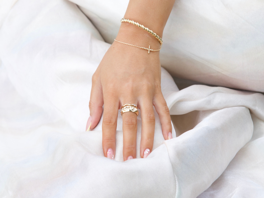 Comment choisir une bague fine selon la forme de vos mains