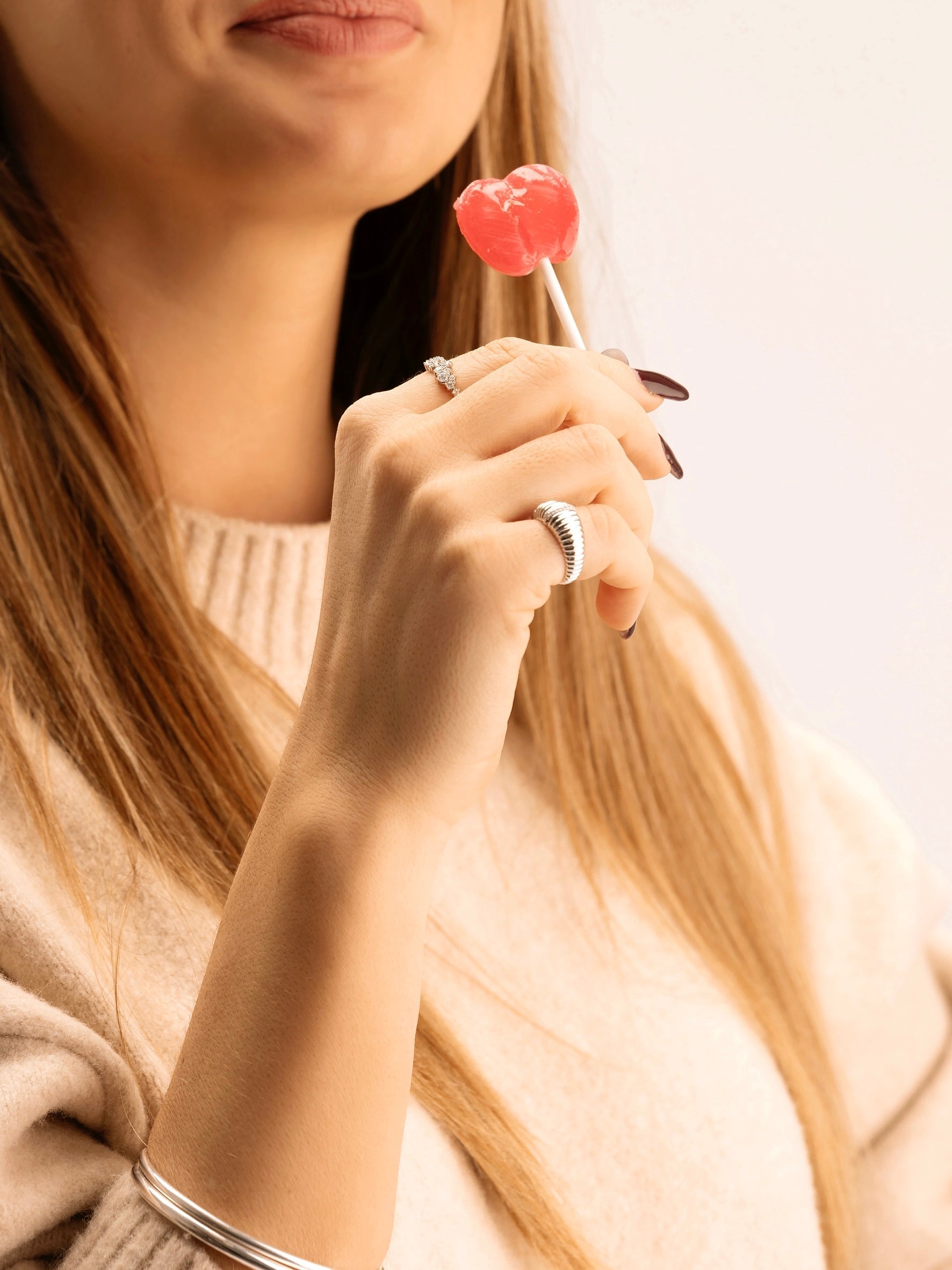 Chevalière femme : comment la porter avec élégance ?