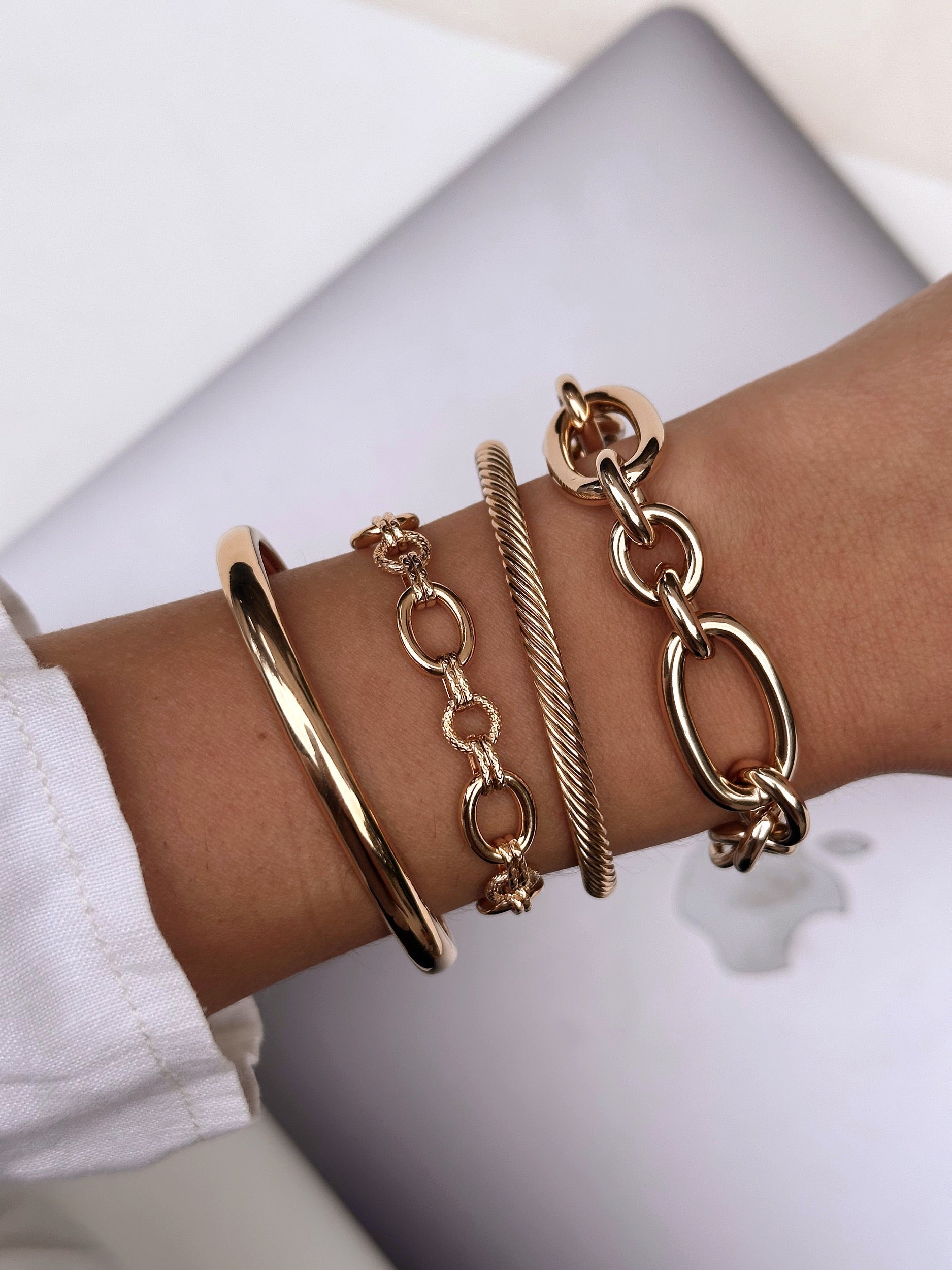 Bracelet jonc : comment le porter avec style au quotidien ?