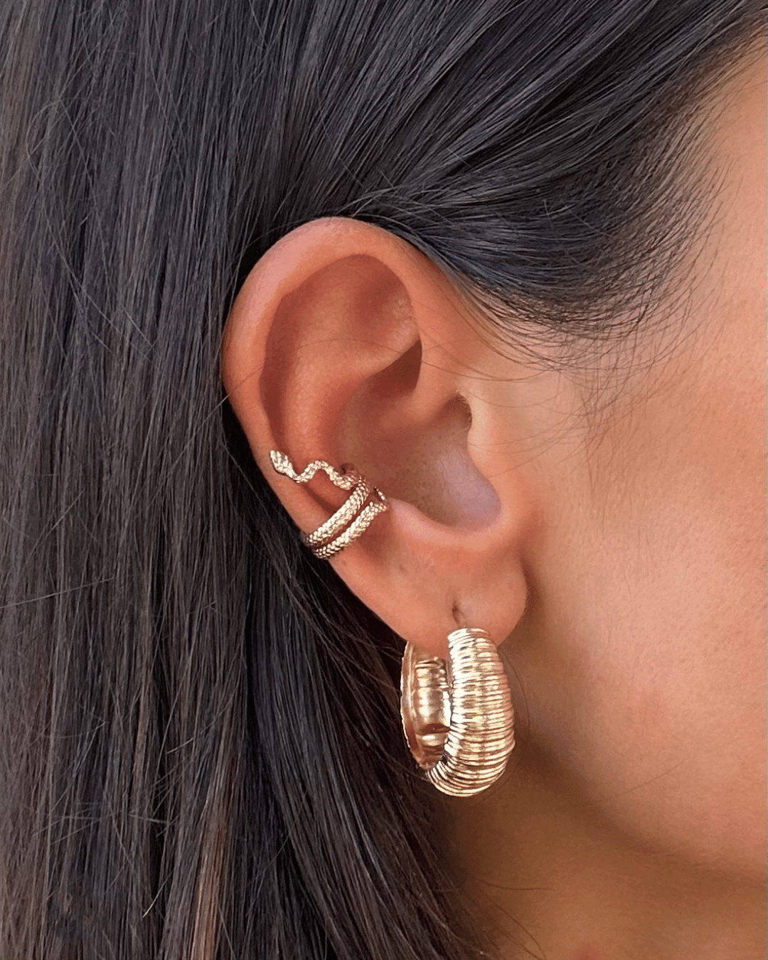 Ear Cuff Nora en forme de serpent, en plaqué or 18K. Ce bijou audacieux et original, fabriqué en France, ajoute une touche exotique à votre style.