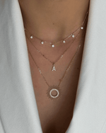 Vue rapprochée du Collier Soleil Léonie en plaqué or. Parfait pour ajouter un éclat radieux à votre look.