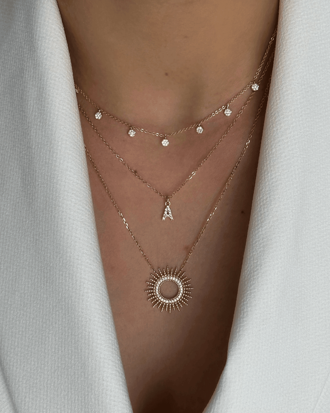 Vue rapprochée du Collier Soleil Léonie en plaqué or. Parfait pour ajouter un éclat radieux à votre look.